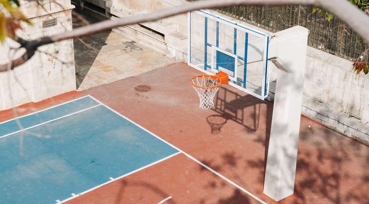 Guide de construction d’un terrain de basket dans le jardin
