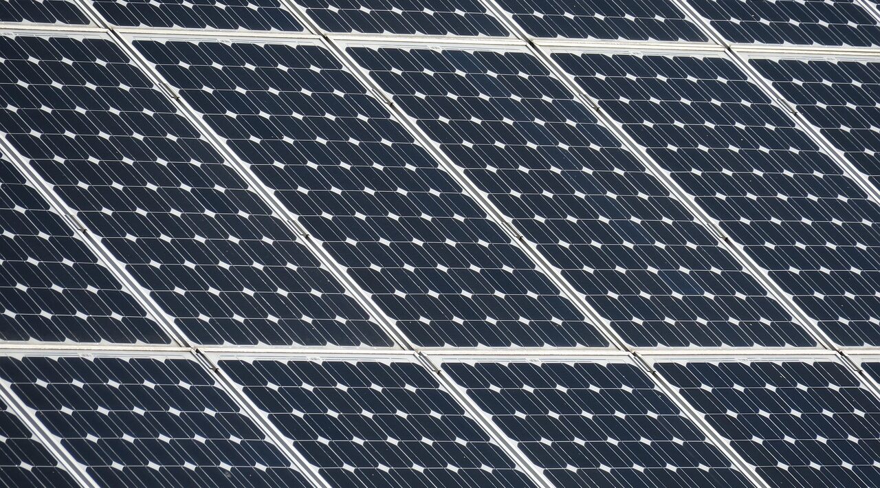 découvrez tout ce qu'il faut savoir sur les panneaux photovoltaïques : fonctionnement, avantages, installation et économies d'énergie pour une maison plus écologique.