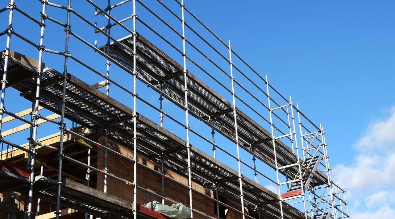 découvrez notre plateforme roulante sécurisée, idéale pour les travaux en hauteur. facile à déplacer et à installer, le rolling scaffold garantit stabilité et efficacité pour tous vos projets.