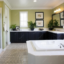 Comment intégrer une baignoire îlot dans une salle de bain spacieuse ?