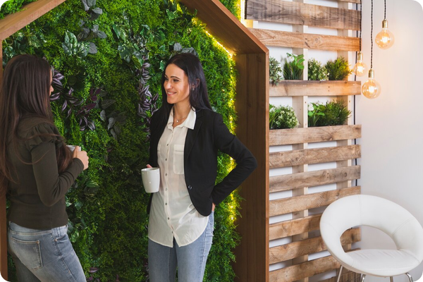 L’éclairage horticole pour maintenir un mur végétal en vie dans un hall sombre