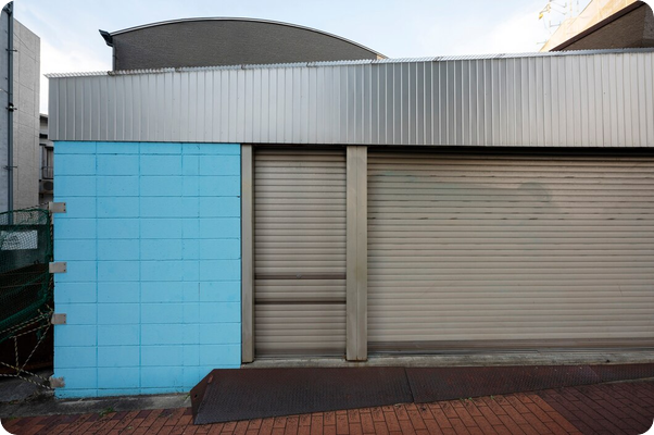 Porte de garage enroulable en aluminium_l'équivalent d'un volet roulant géant