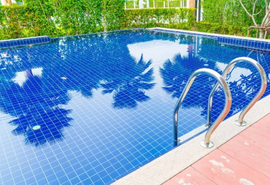 Entretenir sa piscine pour éviter les réparations coûteuses
