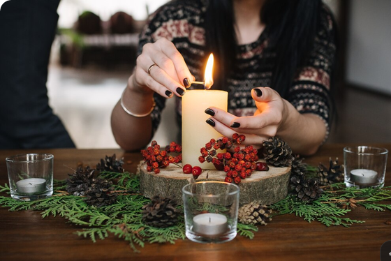 Fabriquez des bougies de Noël en cire d'abeille pour une ambiance chaleureuse