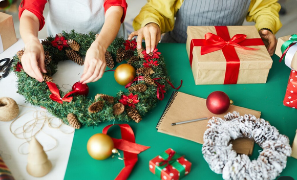 L'atelier créatif pour des boules de Noël customisées entre amis