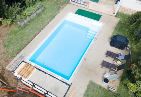 Les étapes à prévoir pour une pose de piscine adaptée à votre terrain